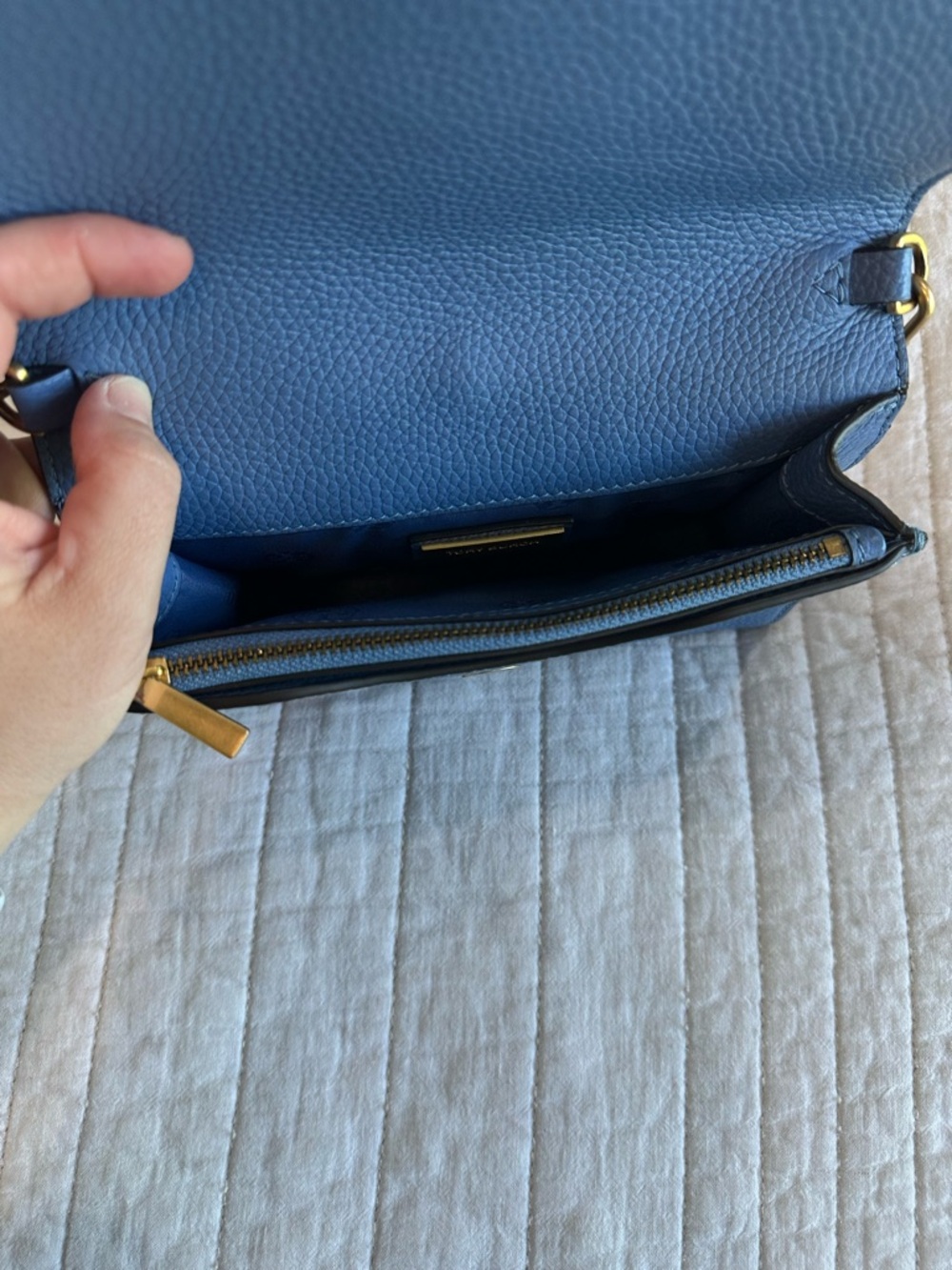 Tory Burch Navy Pebbled Leather Shoulder Bag with Gold Logo - Picture 4 of 5